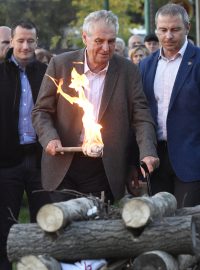 Prezident Miloš Zeman zapálil v Lánech Masarykovu vatru na počest 81. výročí úmrtí prvního československého prezidenta