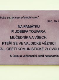 Pamětní deska připomínající osobnost pátera Josefa Toufara je od středy u valdické věznice na Jičínsku.