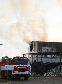 Požár haly v areálu skládky Celio v Litvínově je po dvou dnech téměř dohašen.