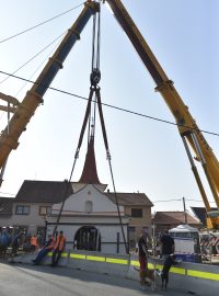 Novobarokní kaplička se ve čtvrtek posunula v Ivančicích na Brněnsku o několik metrů.