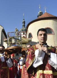 Duchovní nesou lebku svatého Václava při Národní svatováclavské pouti.