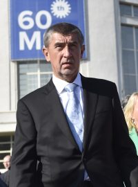 Premiér Andrej Babiš, ministryně pro místní rozvoj Klára Dostálová a ministryně průmyslu Marta Nováková