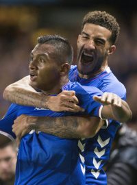 Fotbalisté Glasgow Rangers se radují z gólu proti Rapidu Vídeň.