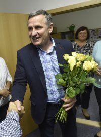 Senátor Jiří Čunek z KDU-ČSL slavil 6. října 2018 ve volebním štábu ve Zlíně výsledek prvního kola senátních voleb. Obhájil senátorské křeslo v obvodě Vsetín.