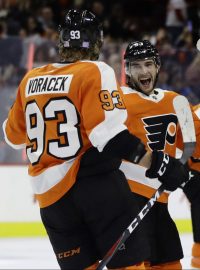 Hráči Philadelphie Flyers oslavují dva body za výhru v prodloužení, když na vítězný gól přihrál Jakub Voráček