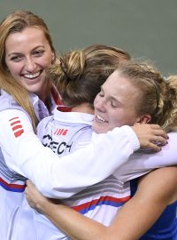 Kateřina Siniaková s týmovými kolegyněmi po šesté fedcupové výhře