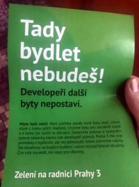 V ulicích Prahy 3 se přes noc objevily plakáty, letáky a další reklamní nosiče s nápisy, které mají vypadat jako kampaň Strany zelených.