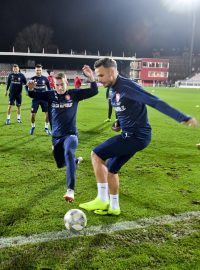 Čeští fotbalisté při tréninku před odletem do Polska