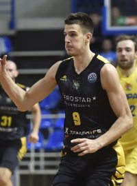 Zápas mezi basketbalisty Opavy a Tenefife. Zleva Radovan Kouřil a Nicolas Brussino