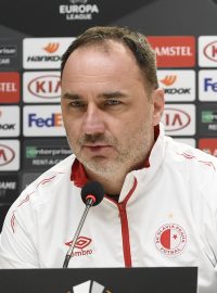 Trenér Slavie Jindřich Trpišovský (vlevo) a záložník Josef Hušbauer na předzápasové tiskové konferenci