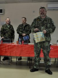 Náčelník Generální štábu AČR Aleš Opata (vpravo) navštívil 12. prosince 2018 na základně v afghánském Kábulu české vojáky, kterým v předstihu přivezl vánoční dárky. Vlevo je velitel kontingentu František Vilím