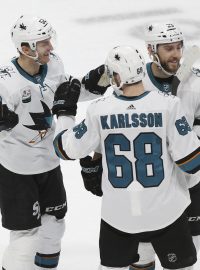 Lukáš Radil se spoluhráči ze San Jose Sharks slaví gól proti Minnesotě.