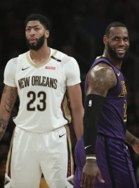 Olympijští vítězové (zleva) Anthony Davis a LeBron James v zápase NBA.