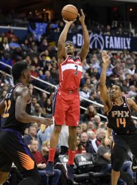 Bradley Beal střílí na koš v zápase s Phoenixem Suns