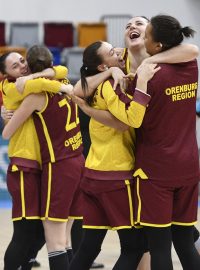 Basketbalistky Orenburgu se radují z výhry nad ZVVZ USK Praha
