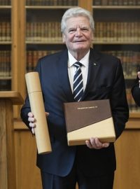 Bývalý německý prezident Gauck dostal v Praze Cenu Karla IV.