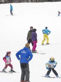 V lyžařském areálu v Hlinsku na Chrudimsku se lyžuje na všech sjezdovkách včetně černé