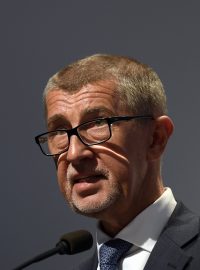 Premiér Andrej Babiš podle očekávání obhájil pozici předsedy hnutí ANO