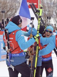 Radost francouzské smíšené štafety po finiši Anais Chevalierové