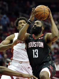 James Harden střílí na koš v zápase proti Miami