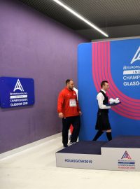 Český atlet Tomáš Staněk během medailového ceremoniálu