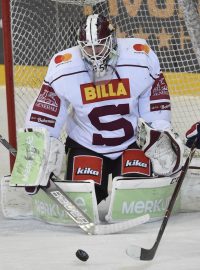Brankář Sparty Matěj Machovský a útočník Petr Holík z Brna