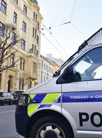 Policie poblíž domu v Údolní ulici v Brně, kde policisté navštívili byt brněnského radního a také člena dozorčí rady státního podniku ČD Cargo Jiřího Švachuly (ANO).