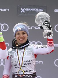 Lyžaři Beat Feuz a Nicole Schmidhoferová se svými malými glóby za sjezd ve Světovém poháru