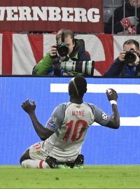 Záložník Liverpoolu Sadio Mané oslavuje gól vstřelený do branky Bayernu Mnichov v zápase Ligy mistrů