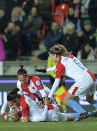 Fotbalistky Slavie oslavují s Kateřinou Svitkovou (úplně dole) její gól do sítě Bayernu Mnichov ve čtvrtfinále Ligy mistryň