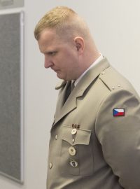 Český voják Erik Eštu obžalovaný z terorismu za účast v bojích na Ukrajině v pátek dostal u pardubického soudu podmíněný tříletý trest s odkladem na čtyři roky