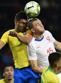 Casemiro a Tomáš Souček v hlavičkovém souboji během přátelského utkání mezi Českou republikou a Brazílií