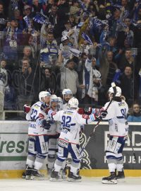 Hráči a fanoušci Komety Brno se radují z gólu vstřeleného do branky Liberce v semifinále play-off Tipsport extraligy