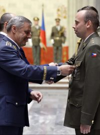 Na snímku vlevo je poradce náčelníka Generálního štábu Armády České republiky Jiří Verner.