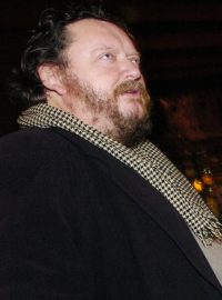 Ve věku 62 let zemřel herec Radomil Uhlíř (na snímku z 15. března 2005 s Evou Holubovou).