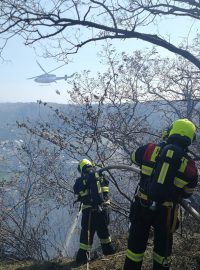Hasiči likvidují požár na skalách poblíž Vltavy
