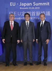 Zleva: Jean-Claude Juncker, Šinzó Abé a Donald Tusk na summitu EU-Japonsko v Bruselu.
