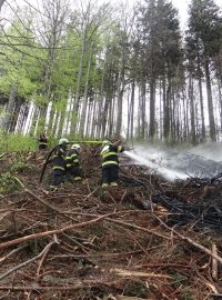 Hořet začalo po poledni a požár se podařilo dostat pod kontrolu okolo 18.00