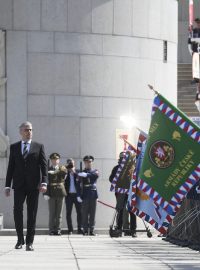 Náčelník Generálního štábu Armády ČR Aleš Opata a ministr obrany Lubomír Metnar (za ANO) při pietním aktu na pražském Vítkově.