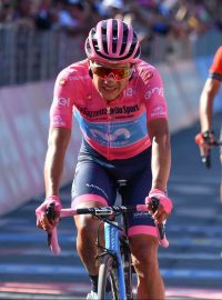Richard Carapaz v cíli 20. etapy. Růžový trikot se mu podařilo udržet až do konce Giro d&#039;Italia.