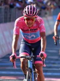 Richard Carapaz v cíli 20. etapy. Růžový trikot se mu podařilo udržet až do konce Giro d&#039;Italia.