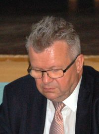 Radní Martin Lang (dříve ODS) na jednání zastupitelstva Jesenice u Prahy, které se 6. června 2019 zabývalo jeho veřejnými výroky. Lang na facebooku nabádal k zabití prezidenta Miloše Zemana, vedení ODS ho za to vyloučilo ze strany
