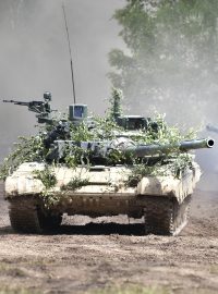 Český tank T-72M4CZ na tankodromu Zadní Bahna ve Strašicích na Rokycansku.