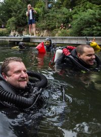 Potápěči David Ondrášek (vlevo) a Václav Gabriel překonali v zatopeném lomu u Lišova na Českobudějovicku český rekord v délce pobytu pod vodou.