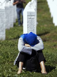 „Důstojný pohřeb je nejstarším právem každého člověka a každé oběti,“ prohlásil při loňském ceremoniálu Vysoký představitel pro Bosnu a Hercegovinu Valentin Inzko.