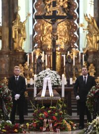 Asi tři sta lidí se přišlo rozloučit s českým lékařem, zakladatelem československé dětské onkologie Josefem Kouteckým do baziliky Nanebevzetí Panny Marie na Strahově.