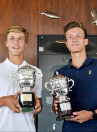 Tenisté Jonáš Forejtek (vlevo) a Jiří Lehečka vyhráli ve Wimbledonu juniorskou čtyřhru