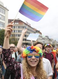 Účastnice pochodu Prague Pride.