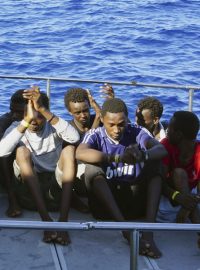 Už dříve italské a maltské úřady umožnily vylodění více než dvou desítek migrantů.