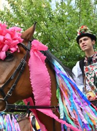 Na koních ozdobených barevnými pentlemi jízdu králů předvedla krojovaná chasa z nedalekých Skoronic.
